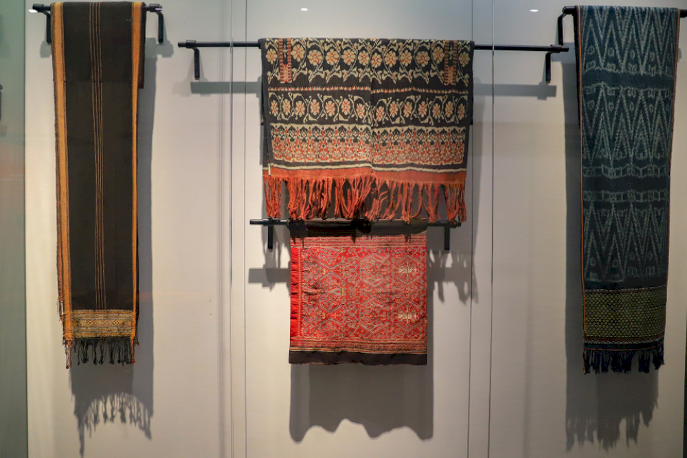 Traditional Indonesian clothing from Malaysia’s cultural sphere in the 20th century